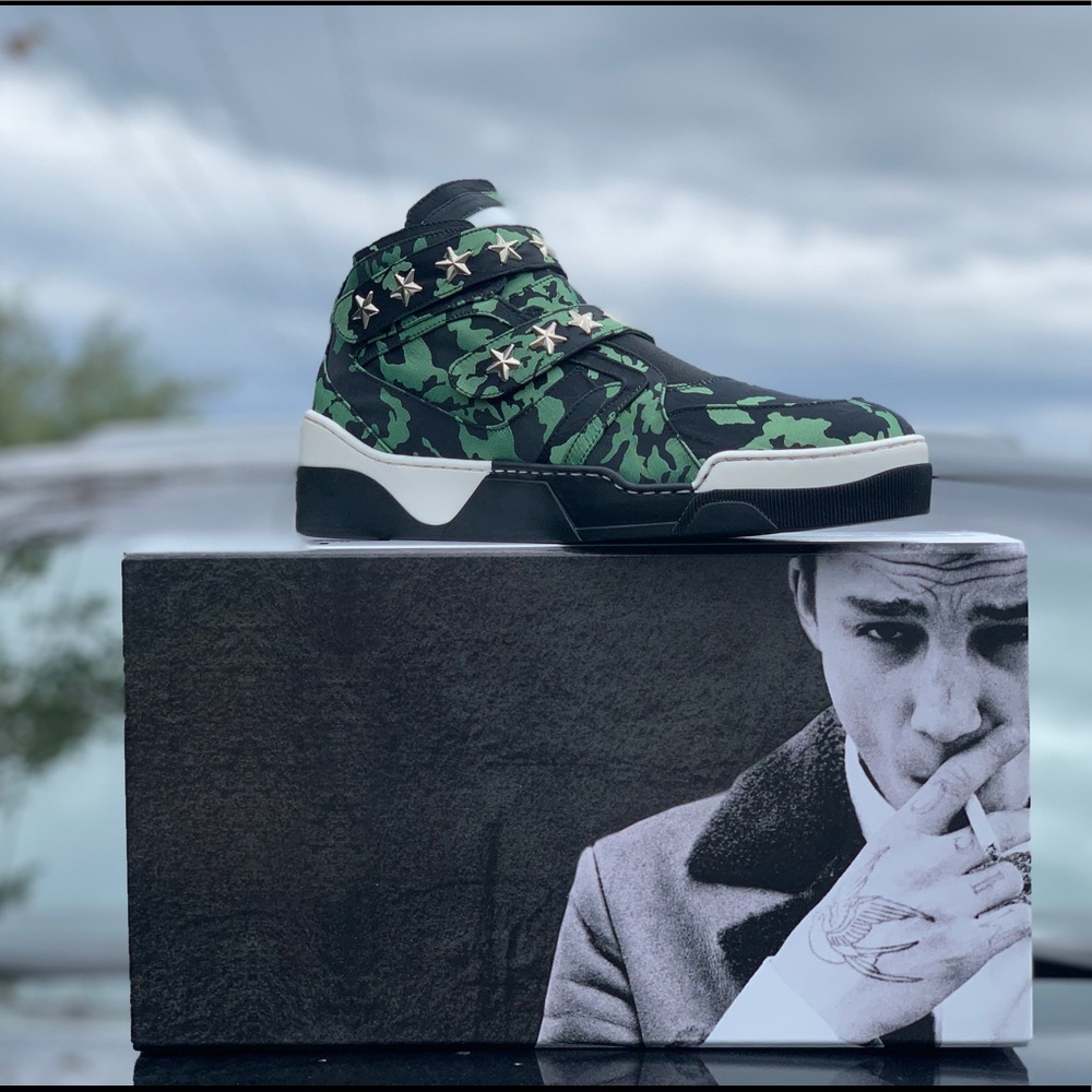 All sizes are available. - Picture 5 of 8
